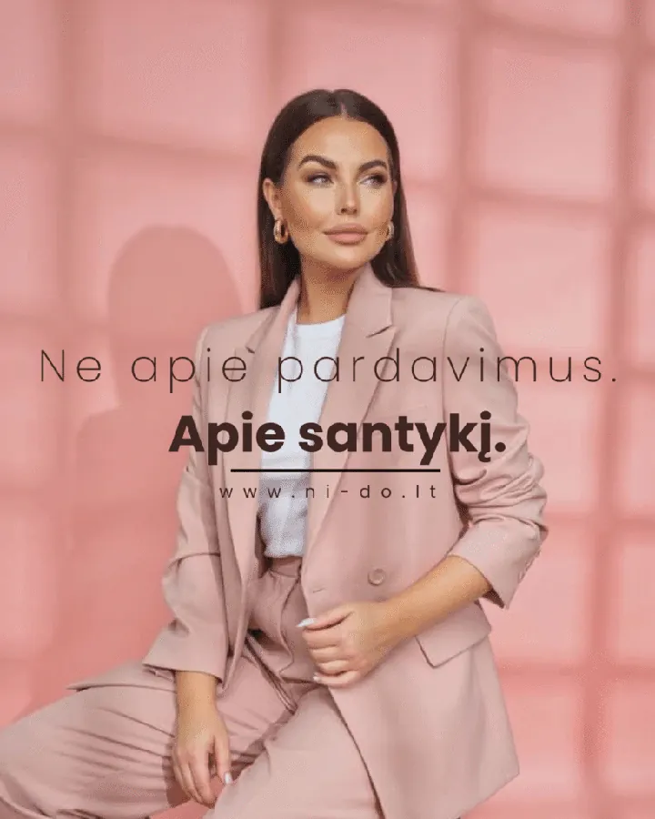 Moteris rožiniu kostiumu ir užrašas „Ne apie pardavimus. Apie santykį.“, www.ni-do.lt
