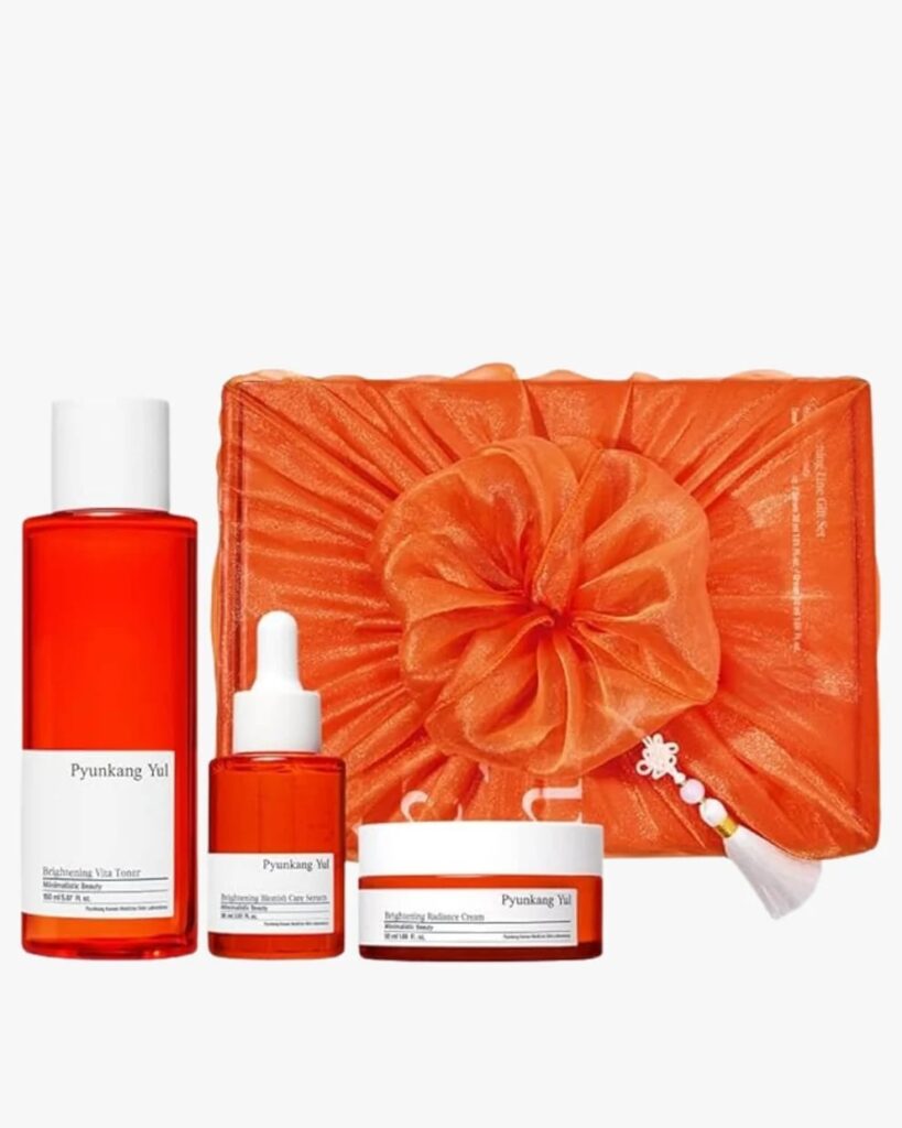 Pyunkang Yul Brightening Line Gift Set veido priežiūros rinkinys su vitaminu C: tonikas 150 ml, serumas 30 ml ir kremas 50 ml dovanų pakuotėje